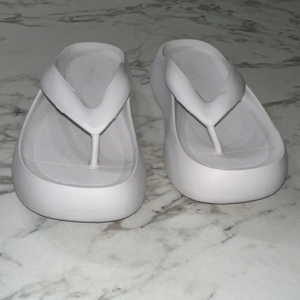 Low Classic Stylish White Sandals for Women Size 7